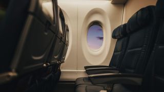 Obiceiul pe care mulți pasageri &icirc;l au &icirc;n avion și care &icirc;i &icirc;ngrijorează pe &icirc;nsoțitorii de bord: &bdquo;Este extrem de periculos&rdquo;