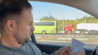 "Fraților, viteza și prostia se plătesc". Magicianul Robert Tudor a rămas fără permis după ce a fost prins la volan cu 181 km/h