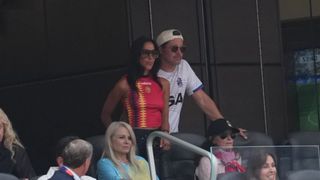 Brad Pitt și iubita cu 29 de ani mai t&acirc;nără, &icirc;n tribune la CM 2026. Un cuplu celebru la Hollywood le-a stat alături