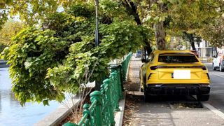 Un Lamborghini de 300.000 de euro, parcat pe trotuar &icirc;n București, a st&acirc;rnit revoltă pe internet: &ldquo;De unde să mai aibă bani de parcare?&rdquo;