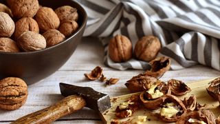 Cum se păstrează nucile decojite ca să nu r&acirc;ncezească. C&acirc;t rezistă &icirc;n cămară, frigider și congelator