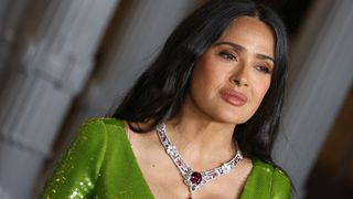 Salma Hayek a furat toate privirile la deschiderea CM 2026. Apariția ei &icirc;n costum roșu aprins a făcut senzație și a purtat noroc Mexicului