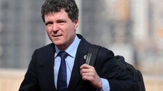 C&acirc;t costă rucsacul lui Nicușor Dan și de ce nu renunță la el. A devenit un simbol al stilului său