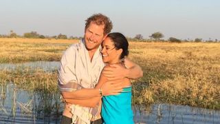 Meghan Markle și prințul Harry, &icirc;ntr-o poză făcută la a treia &icirc;nt&acirc;lnire, acum 10 ani. Acum, fiica lor i-a filmat dans&acirc;nd &icirc;n curte, tot &icirc;ndrăgostiți