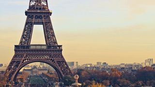 137 de ani de Turnul Eiffel: De la &bdquo;monstru inutil&rdquo; la simbolul v&acirc;ndut de un escroc