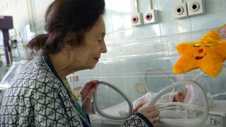 Probleme pentru Adriana Iliescu, femeia care a devenit mamă la 66 de ani. Se judecă de peste 20 de ani cu rudele pentru casa familiei. Ce a pățit