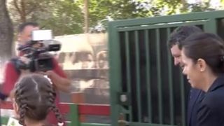 Nicuşor Dan şi Mirabela Grădinaru, &icirc;mpreună cu fiica lor &icirc;n prima zi de şcoală. Cum au fost surprinşi cei trei