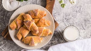 Cornulețe fragede cu nucă și gem de prune, de post. Rețeta simplă care amintește de deserturile bunicii