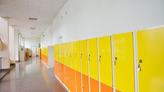 O elevă eminentă a fost suspendată chiar &icirc;n prima zi de școală. Motivul neașteptat pentru care a refuzat să respecte noua regulă a liceului