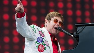 Elton John a &icirc;mplinit 79 de ani. Cum i-au schimbat viața problemele de sănătate și lupta cu cancerul