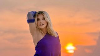 Loredana Groza, pe o plajă din Maldive, la apus, &icirc;mbrăcată &icirc;ntr-o rochie cu crăpătură p&acirc;nă la șold. Exprimă senzualitate și &icirc;ncredere fără limite