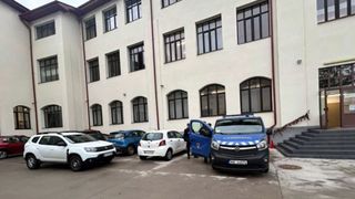 "A venit cu maceta și a &icirc;nceput să dea! Victima s-a băgat &icirc;n spatele meu". Mărturiile unui elev care a asistat la atacul dintr-un liceu din Pitești