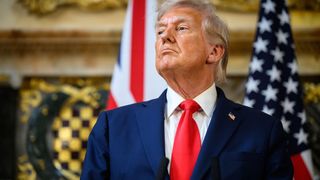 Donald Trump, fermecat de cea mai t&acirc;nără purtătoare de cuv&acirc;nt din istoria Casei Albe. Cine e și cum arată Karoline Leavitt