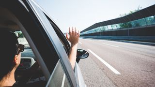 Un t&acirc;năr rom&acirc;n a murit &icirc;n mașina părinților, &icirc;n Italia. Aceștia au crezut timp de 100 km că fiul lor doarme