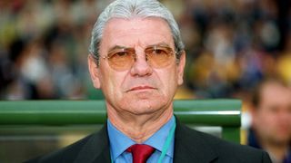 VIDEO Moment special realizat de suporterii Stelei, la înmormântarea lui Emeric Ienei. O bucată din gazonul din Ghencea, pusă în mormânt