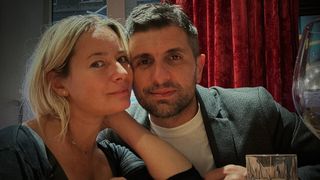 Soțul Laurei Cosoi s-a dat de gol și a dezvăluit sexul celui de-al cincilea lor copil, care se naște &icirc;n iulie. Și celelalte patru fetițe au venit pe lume tot vara