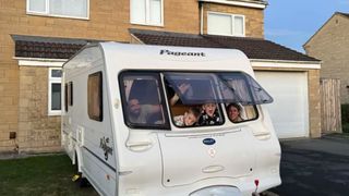 O familie cu trei copii a cumpărat o rulotă veche și a amenajat-o. Cu un buget minim s-a transformat &icirc;ntr-un lux pe roți