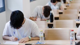 Subiecte BAC Rom&acirc;nă 2026. Ce a picat la examen la profil Real și Uman. Eseul de la Subiectul III i-a surprins pe candidați