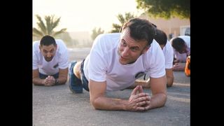 Emmanuel Macron, sesiune de sport cu flotări și abdomene, alături de militarii francezi din Abu Dhabi. &Icirc;n weekend a &icirc;mplinit 48 de ani