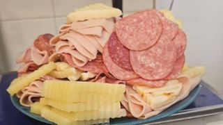 2,6 kg de m&acirc;ncare luate de la bufetul unui hotel de 4 stele de pe litoral. Provizii pentru mai t&acirc;rziu sau "am plătit, fac ce vreau"?