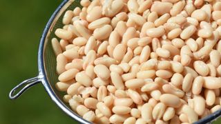 Cum faci cea mai bună iahnie de fasole de post. Ingredientele banale care &icirc;i dau o savoare incredibilă