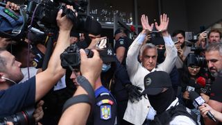Călin Georgescu plănuia să ceară azil politic &icirc;n Italia: "Cont &icirc;n bancă, proprietate, şcoală pentru copii"