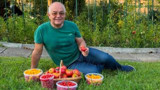 Emil Boc grădinarul. Primarul Clujului se m&acirc;ndrește cu recolta de roșii din propria grădină: "O satisfacție pe care niciun magazin nu o poate oferi"