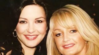 Ce legătură de rudenie aveau Bonnie Tyler și Catherine Zeta-Jones. Actrița e profund afectată de moartea solistei: "Inima mea e fr&acirc;ntă"