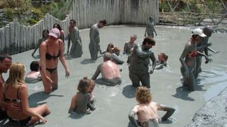 Ce conține, de fapt, NĂMOLUL „miraculos” de la Techirghiol. Mulți români îl cumpără fără să știe!