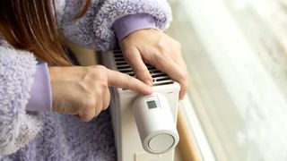 Greșeala care &icirc;ți scade temperatura din casă cu 3 grade Celsius. Ce să NU pui &icirc;n fața caloriferului