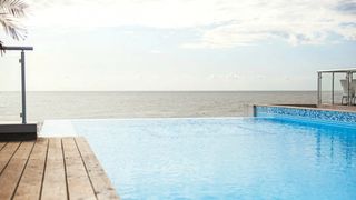 Obiceiul șocant al britanicilor. Ce obișnuiesc să facă la pisicină