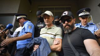 Spionul Alexandru Bălan a căutat sprijin politic &icirc;n Republica Moldova, din arestul Poliției Rom&acirc;ne. Bilet &icirc;n limba rusă ascuns &icirc;ntr-o carte: &bdquo;Prin Renato Usat&icirc;i există posibilitatea de rezolvare a problemelor mele&rdquo;