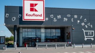 Kaufland vinde cu 40% reducere produsele care-ți apără pielea de arsurile de soare și de &icirc;mbătr&acirc;nirea prematură