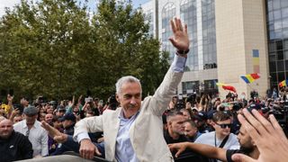Susținătorii lui Călin Georgescu str&acirc;ng bani pe TikTok ca să-i cumpere vila de 1.000.000 de euro din Toscana