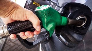 Prețul benzinei ar putea depăși 10 lei/l, din cauza războiului din Iran. Ce se mai scumpește