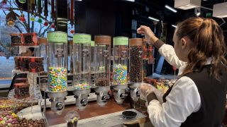 Noul templu al dulciurilor din București. Peste 300 de sortimente de produse. Cât costă și de ce toată lumea vorbește despre magazinul de la Piața Unirii