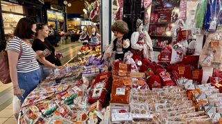 Spectacol culinar total la doi pași de Rom&acirc;nia. C&acirc;t costă o porție de gulaș și ce-am descoperit &icirc;ntr-o piață unicat