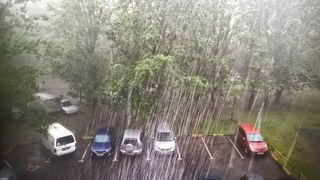 Furtuni, grindină și caniculă &icirc;n Rom&acirc;nia. Lista zonelor pentru care ANM anunță rafale de 70 km/h și temperaturi de 37&deg;C