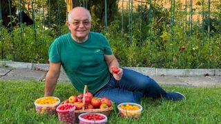 Imagini din grădina lui Emil Boc. Primarul din Cluj a cules primele roșii cultivate de el: &bdquo;O satisfacție pe care niciun magazin nu o poate oferi&rdquo;