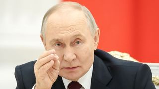 Un renumit academician rus, aplaudat la scenă deschisă la Moscova c&acirc;nd l-a criticat pe Vladimir Putin: &bdquo;Totul se duce de r&acirc;pă pentru noi&rdquo;