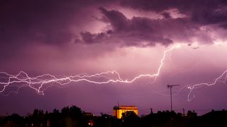 ANM a emis trei noi avertizări meteo de furtuni cu grindină. Harta zonelor vizate de codurile galben și portocaliu de vreme extremă