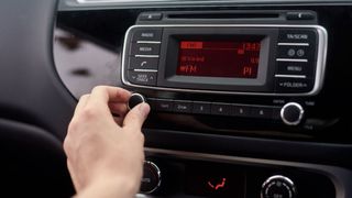 Aparatele radio din mașinile mai vechi de 2020 ar putea &icirc;nceta să funcționeze cur&acirc;nd, &icirc;ntr-o țară europeană: &bdquo;Sf&acirc;rșitul erei FM&rdquo;