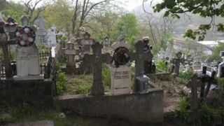Fără 1.500.000 de lei, un cimitir alunecă spre casele dintr-un sat din Buzău: &bdquo;Ne trezim cu morții peste noi&rdquo;
