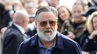 Russell Crowe vine pentru prima dată &icirc;n Rom&acirc;nia. Fanii &icirc;l pot &icirc;nt&acirc;lni personal la concertele din București și Timișoara