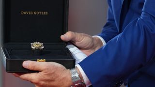 Donald Trump a primit un inel cu 321 de diamante de la un consorțiu din Belgia pe care l-a scutit de taxe. Cum arată &bdquo;Inelul Libertății 250&rdquo;