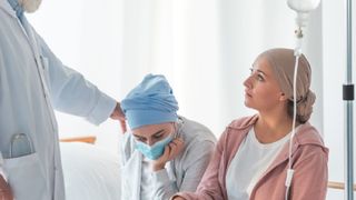 Prof. dr. Daniel Coriu: &bdquo;Bagi pacientul &icirc;n remisie completă, &icirc;l trimiți la transplant și el moare pe lista de așteptare&rdquo;. Realitatea cruntă din centrele de transplant medular din Rom&acirc;nia, supraaglomerate
