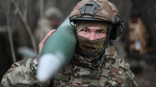 Rușii care se &icirc;ntorc din războiul din Ucraina terorizează orașele &icirc;n care locuiesc: mulți dintre ei sunt foști criminali