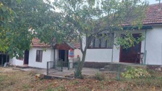 Două case se v&acirc;nd cu mai puțin de 16.000 de euro, &icirc;ntr-un sat aflat la două ore de Rom&acirc;nia: 15 ari, apă de izvor și f&acirc;nt&acirc;nă &icirc;n curte