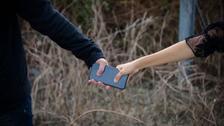 Un hoț i-a furat telefonul unei tinere &icirc;n timp ce filma un TikTok, dar nu avea idee ce urma să se &icirc;nt&acirc;mple: &bdquo;La &icirc;nceput am crezut că e o farsă&rdquo;