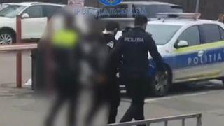 O t&acirc;nără din București și-a pus iubitul de 18 ani să folosească un pistol de jucărie și să jefuiască bărbații pe care ea &icirc;i agăța pe Tinder